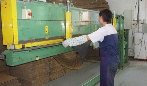 工廠機(jī)器-壓合機(jī).JPG